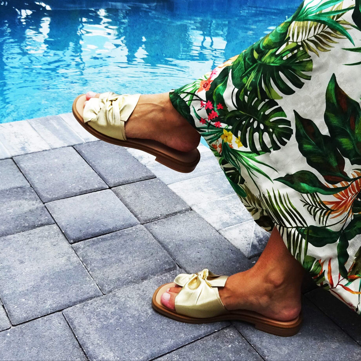 Allegra Slides, Gold